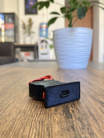 Блок зарядки USB-C 65W для BMW E36 в Москве