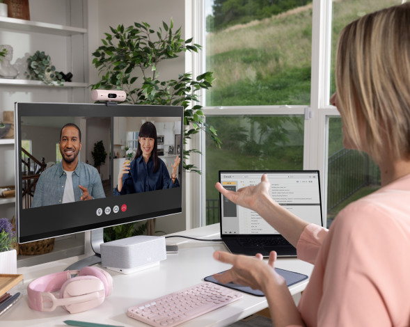 Веб-камера Logitech Brio 500, розовый в Москве