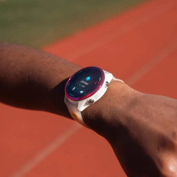 Умные часы Garmin Forerunner 570 42 мм Raspberry Aluminium/Translucent Bone/Mango 010-02970-02 в Москве